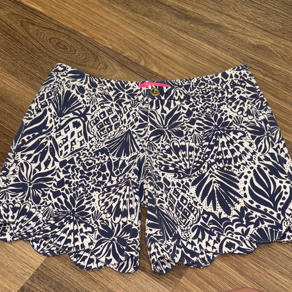 Lilly Pulitzer navy and white scalloped shorts size 8 knit